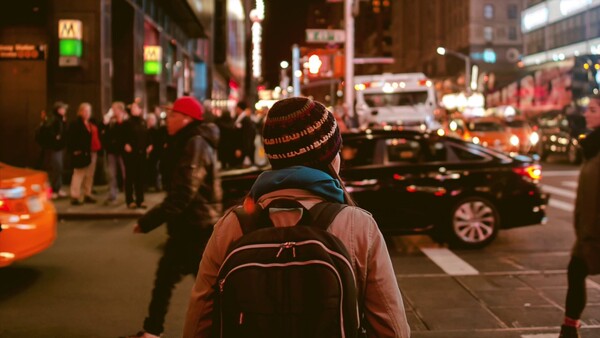 Chemin calme dans un parc avec une lumière d’après-midi et des arbres